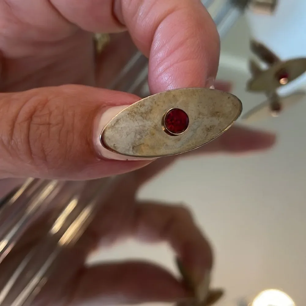 Vtg gold tone‎ oval shaped cuff links with red stone
